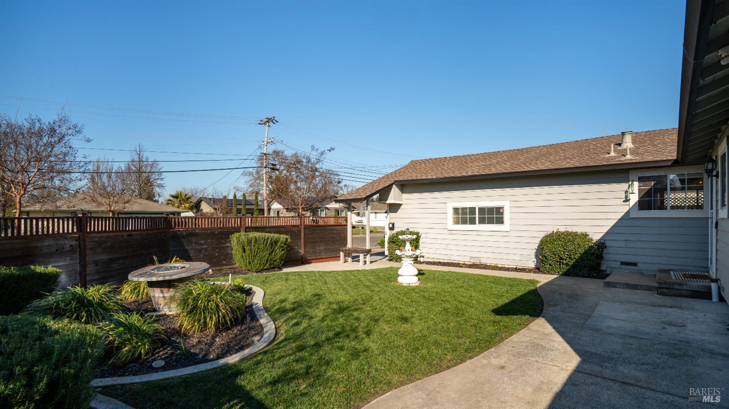 Detail Gallery Image 2 of 20 For 4020 Sacramento Ave, Santa Rosa,  CA 95405 - 3 Beds | 2 Baths