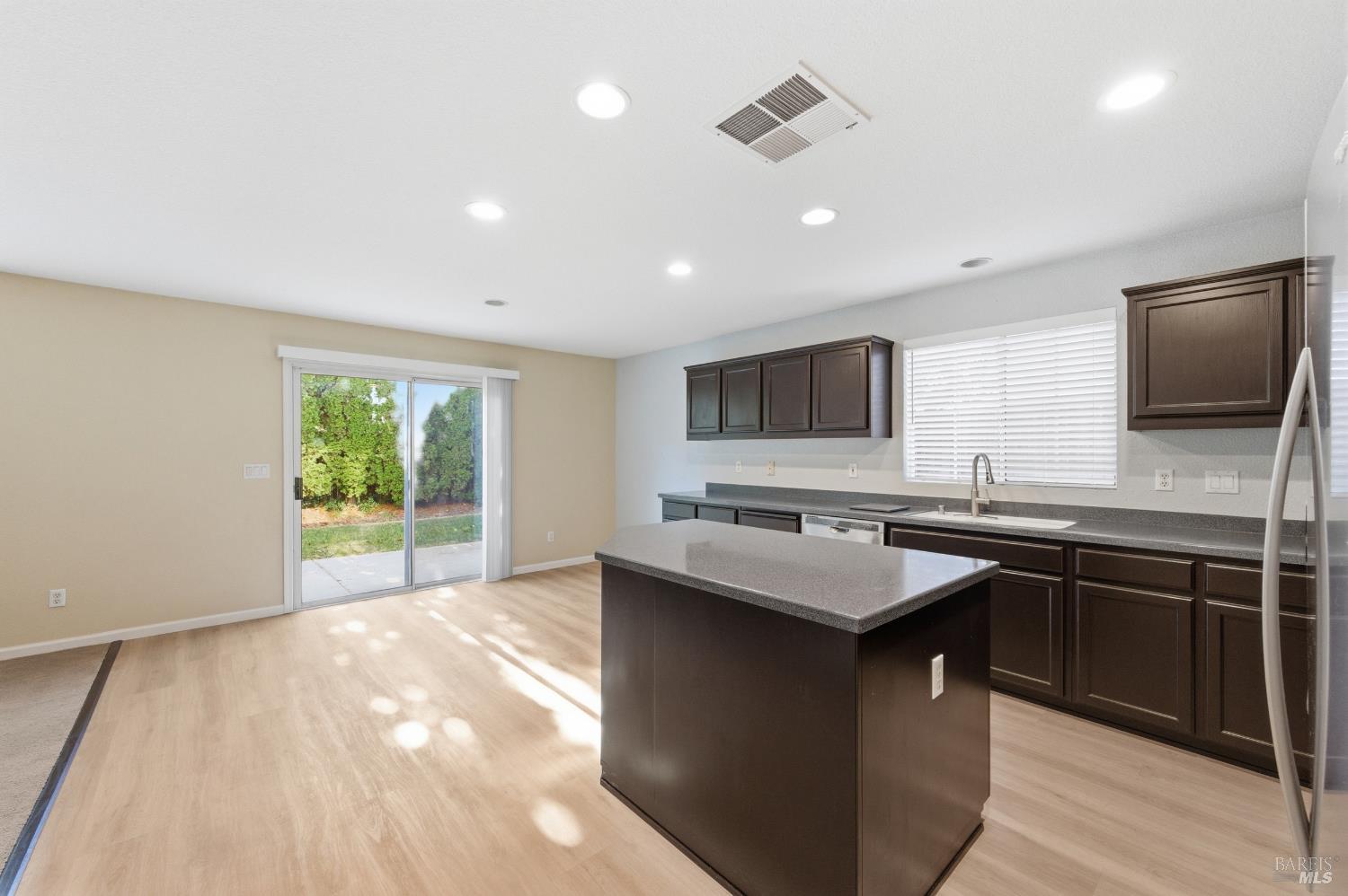 Detail Gallery Image 7 of 59 For 4595 Avondale Cir, Fairfield,  CA 94533 - 5 Beds | 2/1 Baths