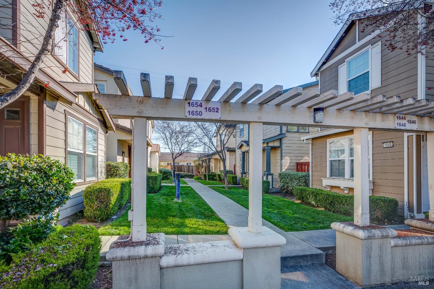 Detail Gallery Image 2 of 35 For 1652 Glenmore Dr, Fairfield,  CA 94533 - 3 Beds | 2/1 Baths