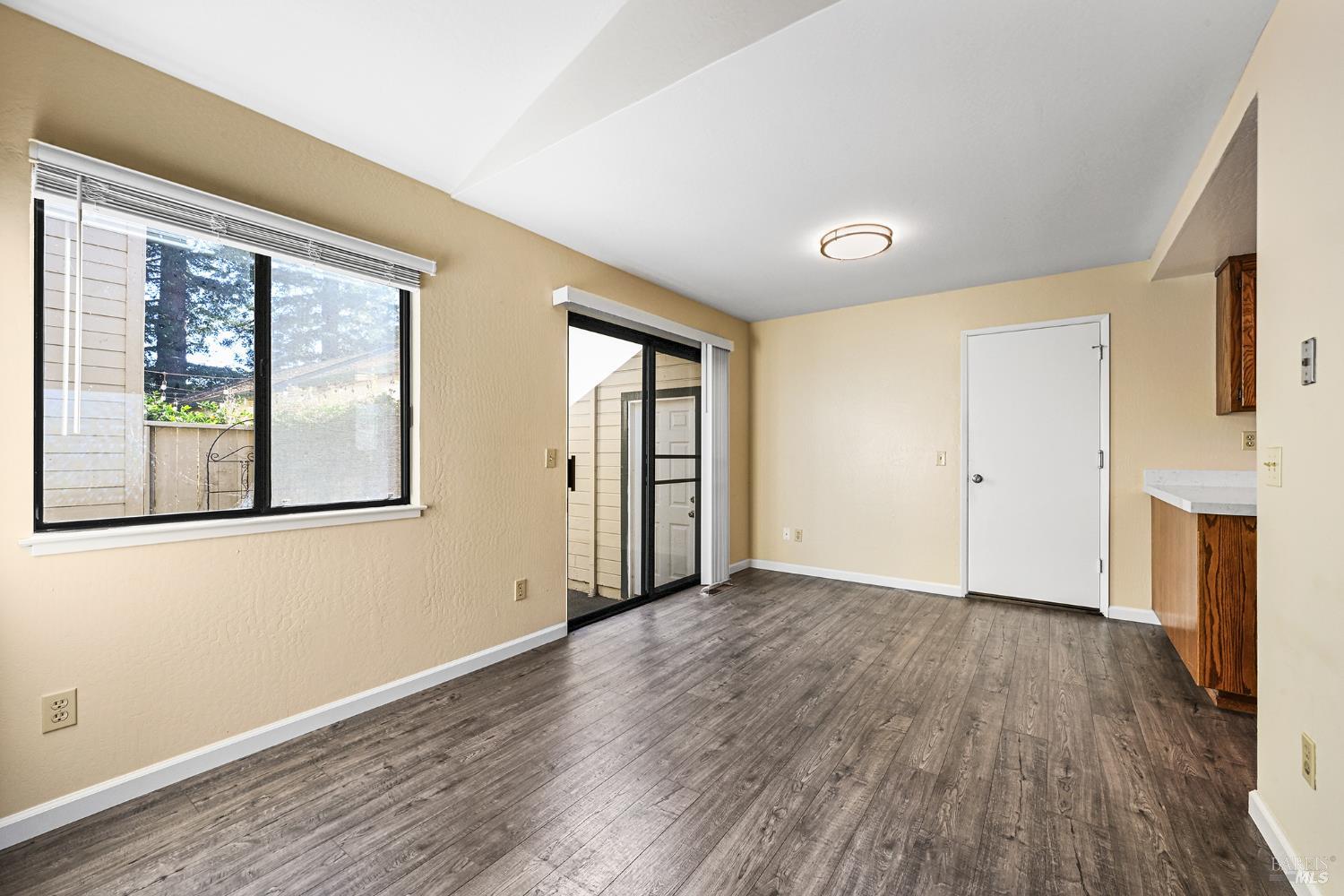 Detail Gallery Image 10 of 36 For 1220 North St, Santa Rosa,  CA 95404 - 2 Beds | 2 Baths