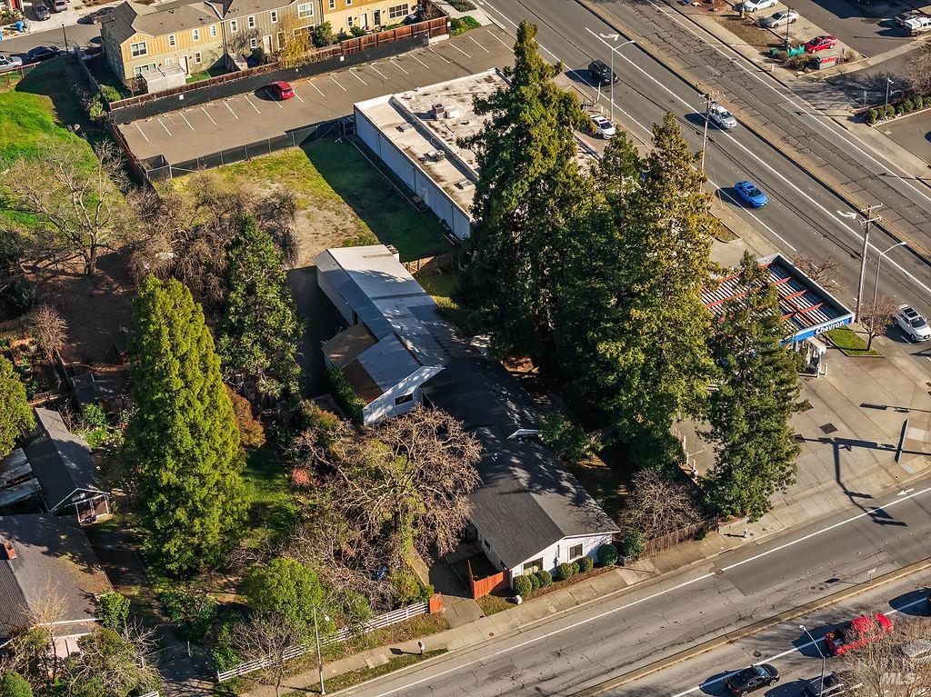 Detail Gallery Image 2 of 19 For 2050 Marlow Rd, Santa Rosa,  CA 95403 - 7 Beds | 3/1 Baths