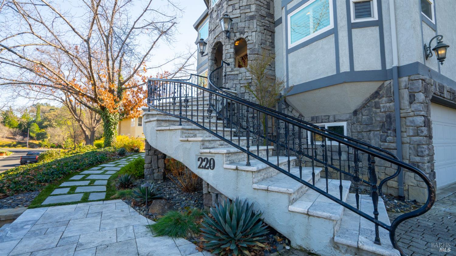 Detail Gallery Image 7 of 98 For 220 Hidden Valley Ln, Vacaville,  CA 95688 - 3 Beds | 2/1 Baths