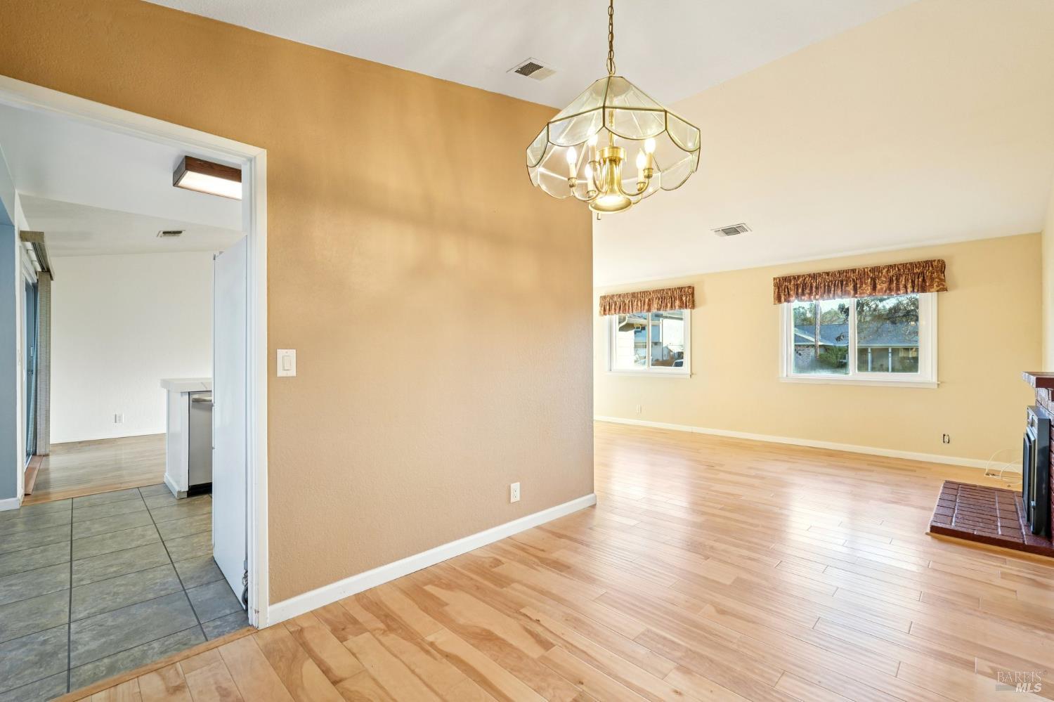 Detail Gallery Image 8 of 49 For 324 Woodside Cir, Vacaville,  CA 95688 - 3 Beds | 2 Baths