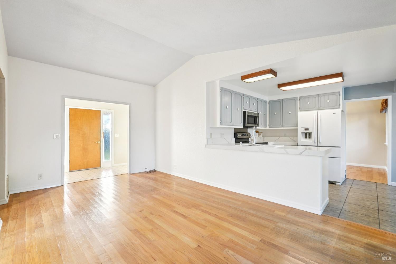 Detail Gallery Image 9 of 49 For 324 Woodside Cir, Vacaville,  CA 95688 - 3 Beds | 2 Baths