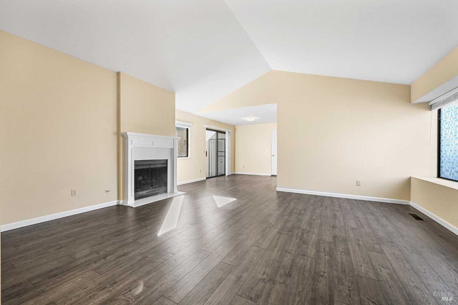 Detail Gallery Image 5 of 36 For 1220 North St, Santa Rosa,  CA 95404 - 2 Beds | 2 Baths