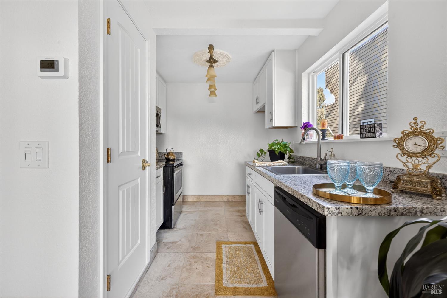 Detail Gallery Image 12 of 31 For 2141 W Steele Ln, Santa Rosa,  CA 95403 - 2 Beds | 1/1 Baths