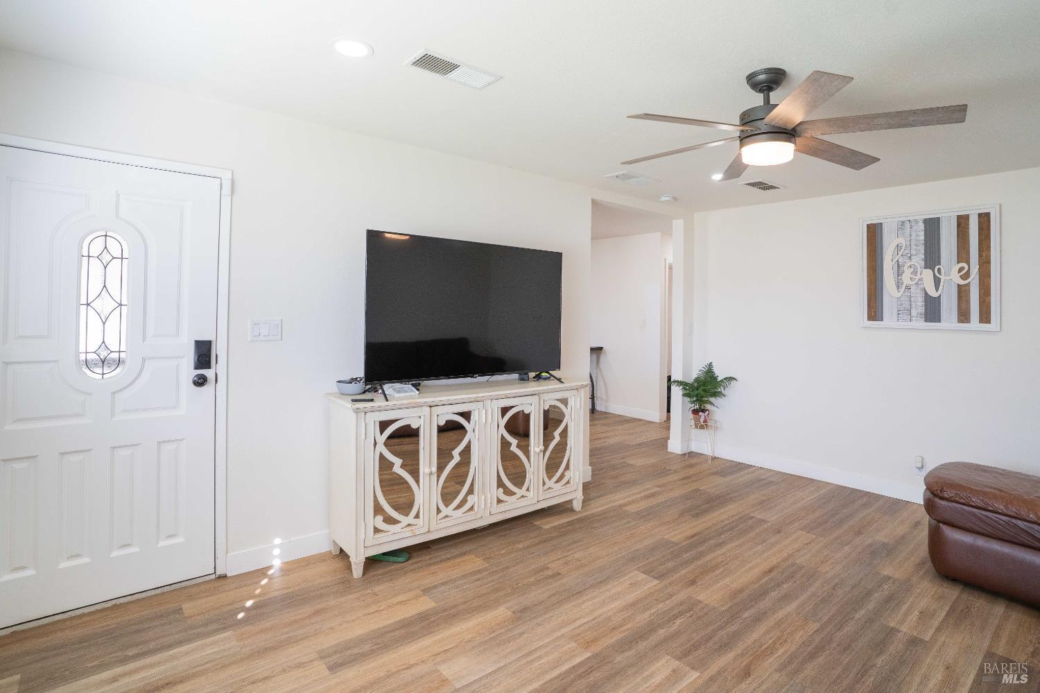 Detail Gallery Image 5 of 26 For 800 N Washington St, Dixon,  CA 95620 - 3 Beds | 2 Baths