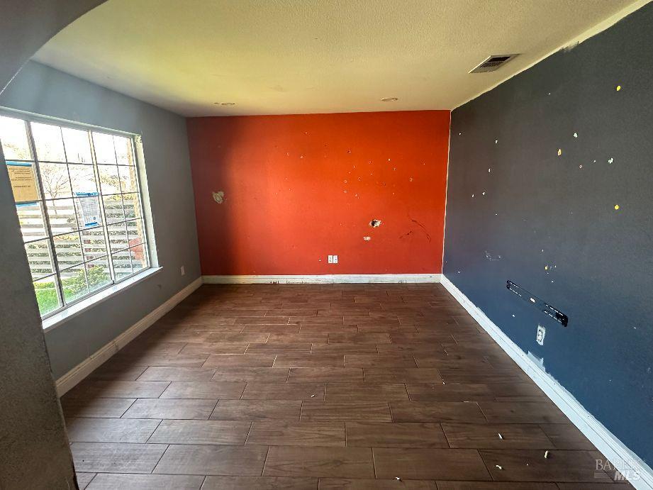 Detail Gallery Image 2 of 21 For 2163 Garnet Cir, Vallejo,  CA 94591 - 4 Beds | 2 Baths