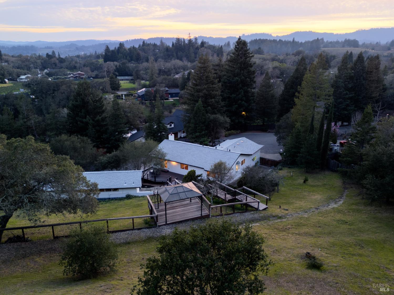 Detail Gallery Image 4 of 48 For 210 Burgundy Rd, Healdsburg,  CA 95448 - 3 Beds | 3 Baths