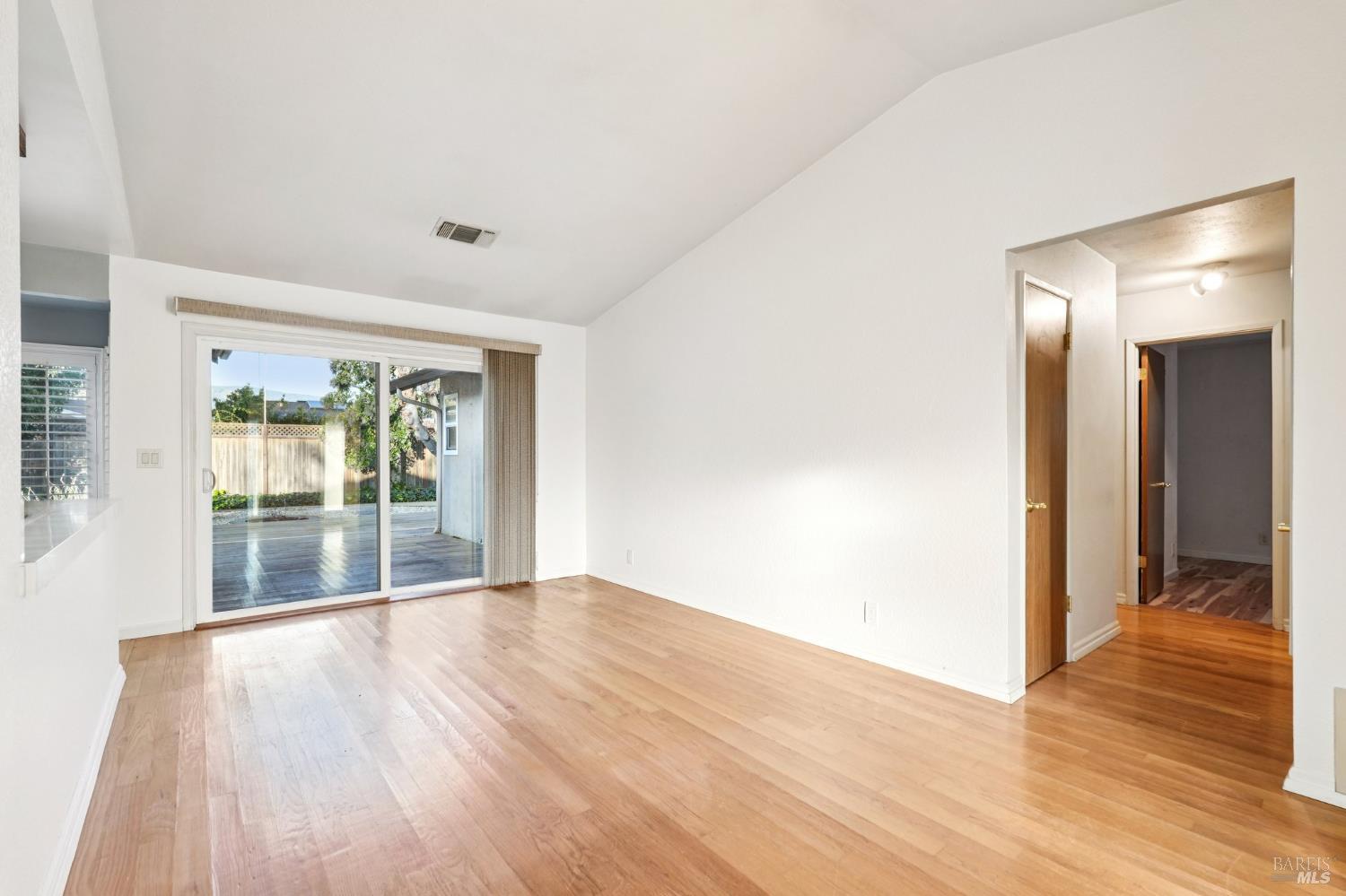 Detail Gallery Image 10 of 49 For 324 Woodside Cir, Vacaville,  CA 95688 - 3 Beds | 2 Baths