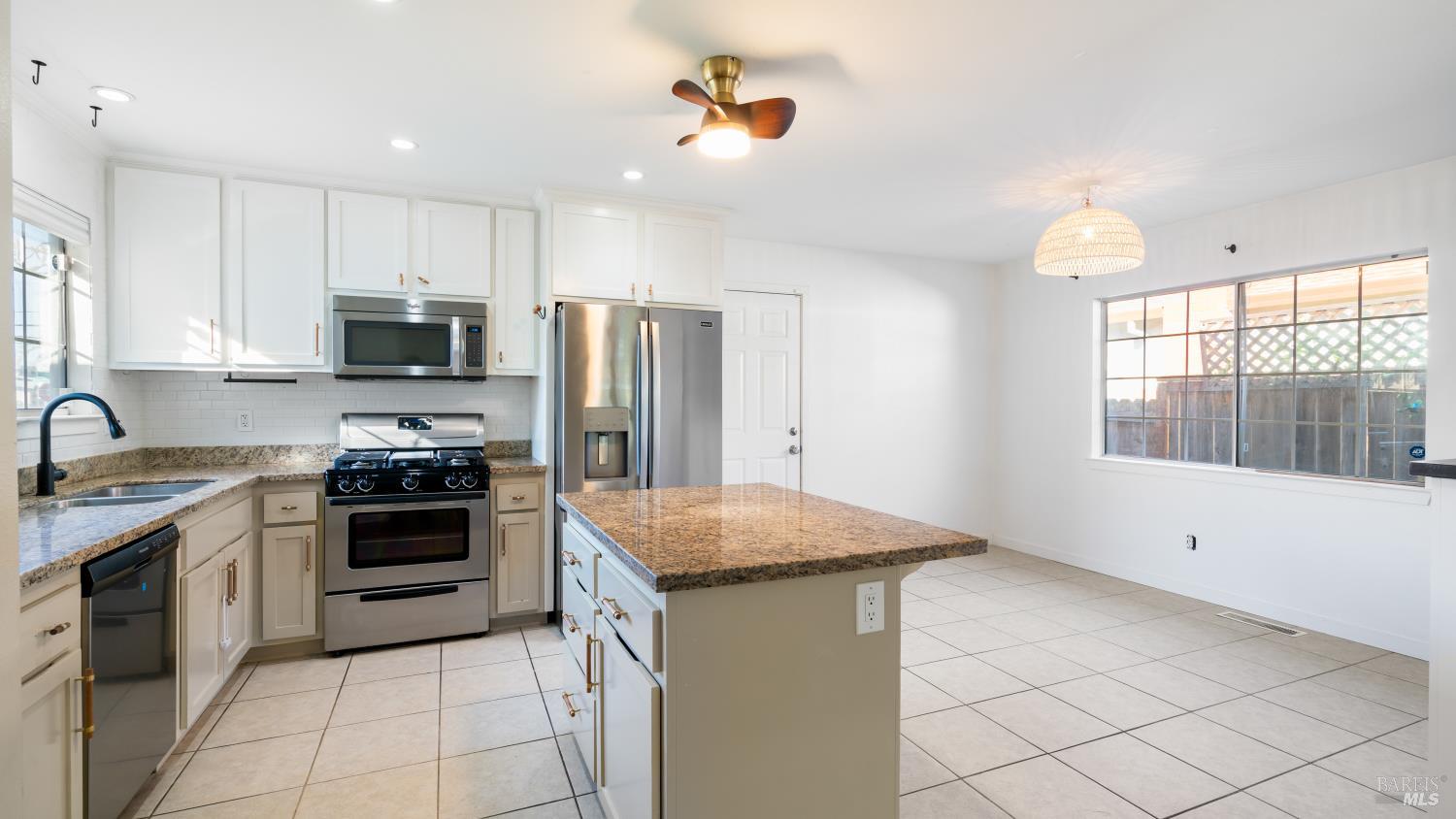 Detail Gallery Image 9 of 20 For 4020 Sacramento Ave, Santa Rosa,  CA 95405 - 3 Beds | 2 Baths