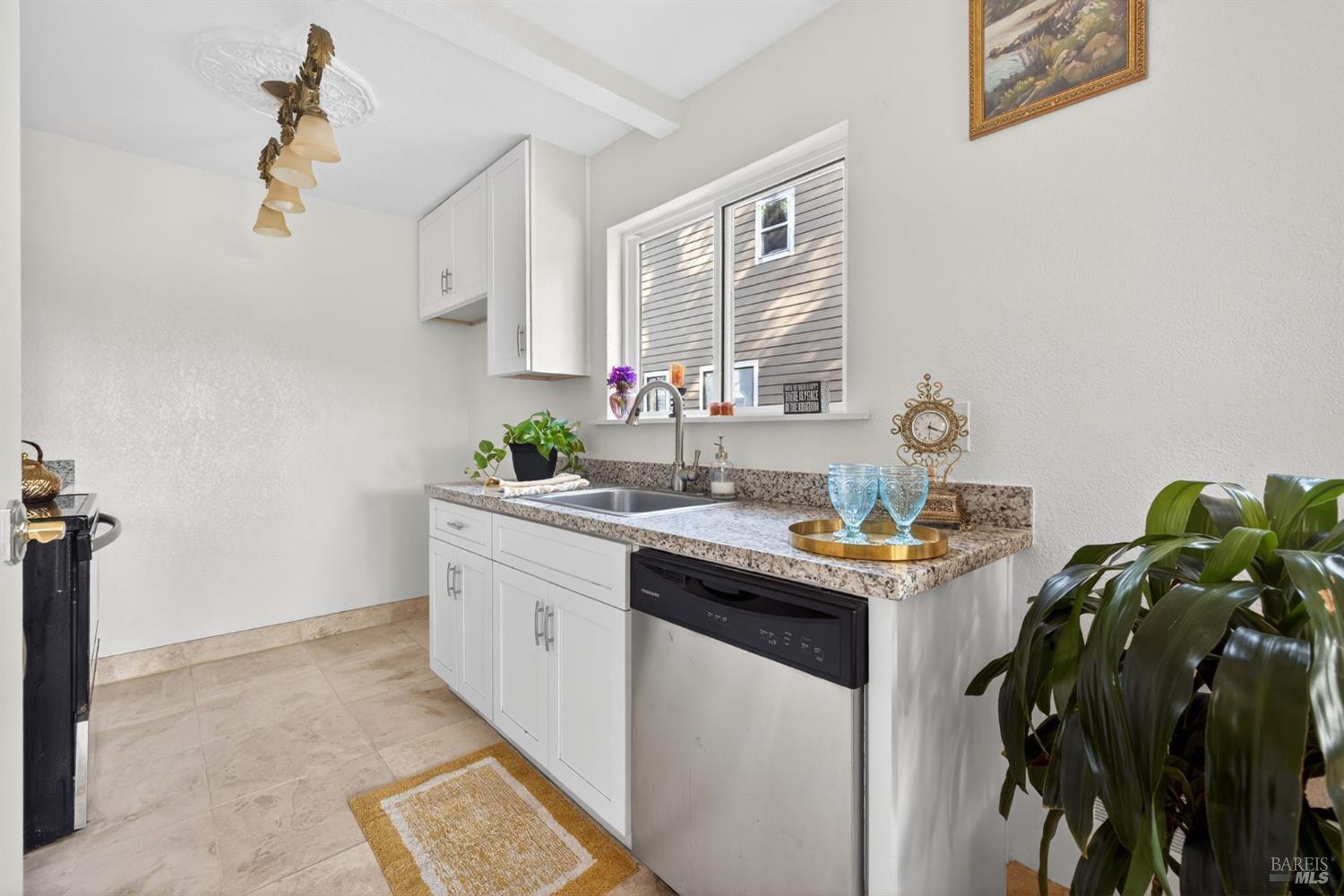 Detail Gallery Image 11 of 31 For 2141 W Steele Ln, Santa Rosa,  CA 95403 - 2 Beds | 1/1 Baths