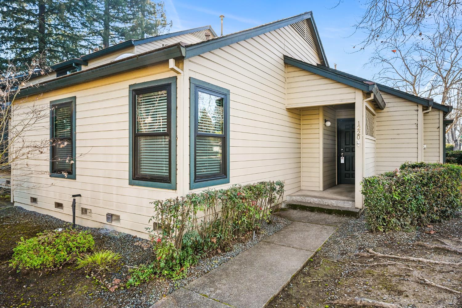 Detail Gallery Image 2 of 36 For 1220 North St, Santa Rosa,  CA 95404 - 2 Beds | 2 Baths