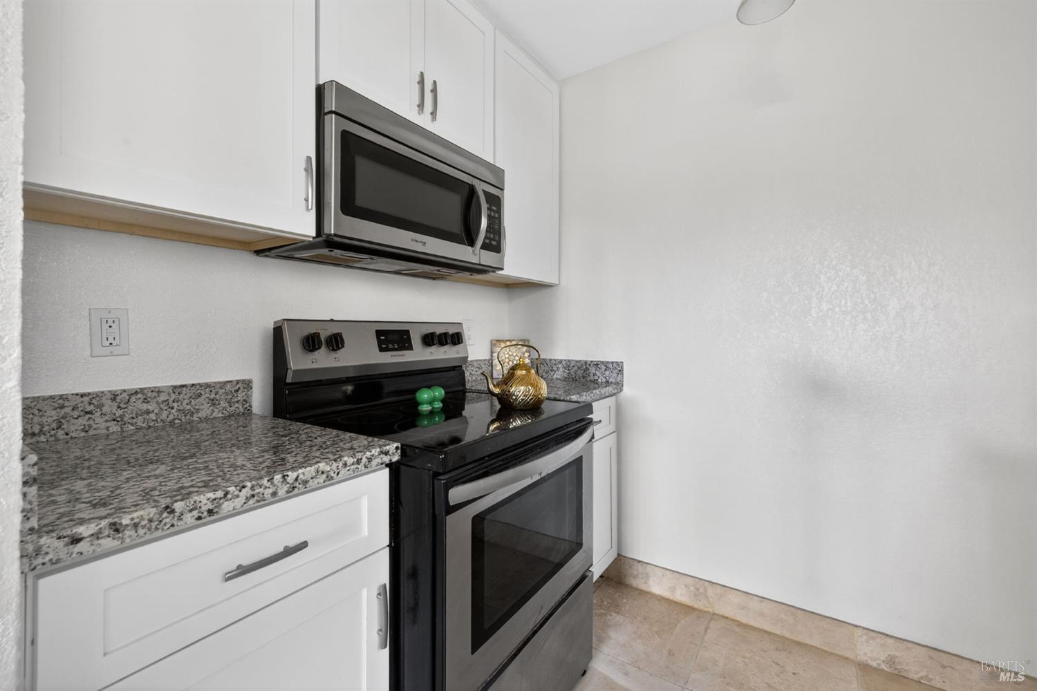 Detail Gallery Image 13 of 31 For 2141 W Steele Ln, Santa Rosa,  CA 95403 - 2 Beds | 1/1 Baths
