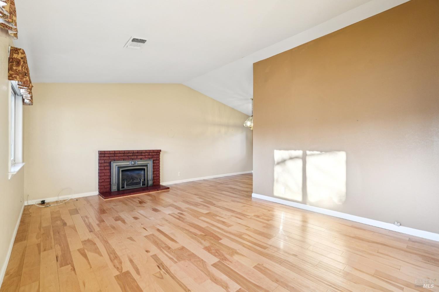 Detail Gallery Image 3 of 49 For 324 Woodside Cir, Vacaville,  CA 95688 - 3 Beds | 2 Baths