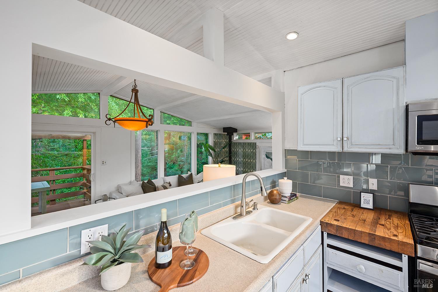 Detail Gallery Image 10 of 39 For 11071 Ogburn Ln, Forestville,  CA 95436 - 2 Beds | 2 Baths