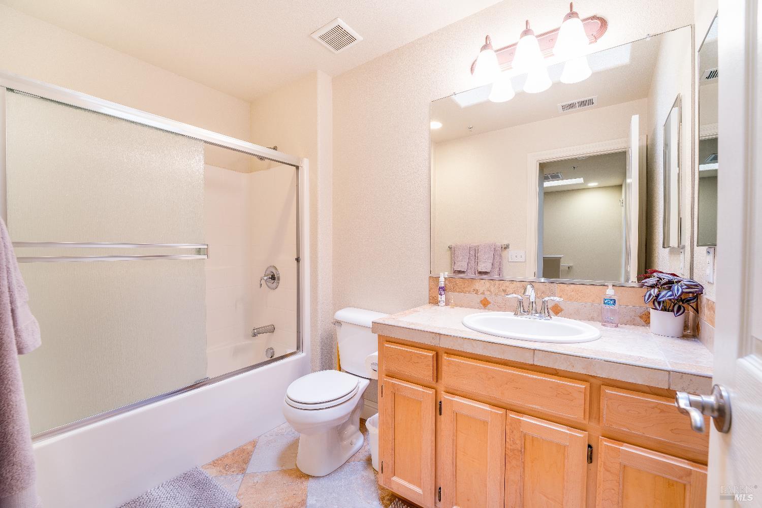 Detail Gallery Image 9 of 13 For 185 Johnson St, Windsor,  CA 95492 - 3 Beds | 2/1 Baths