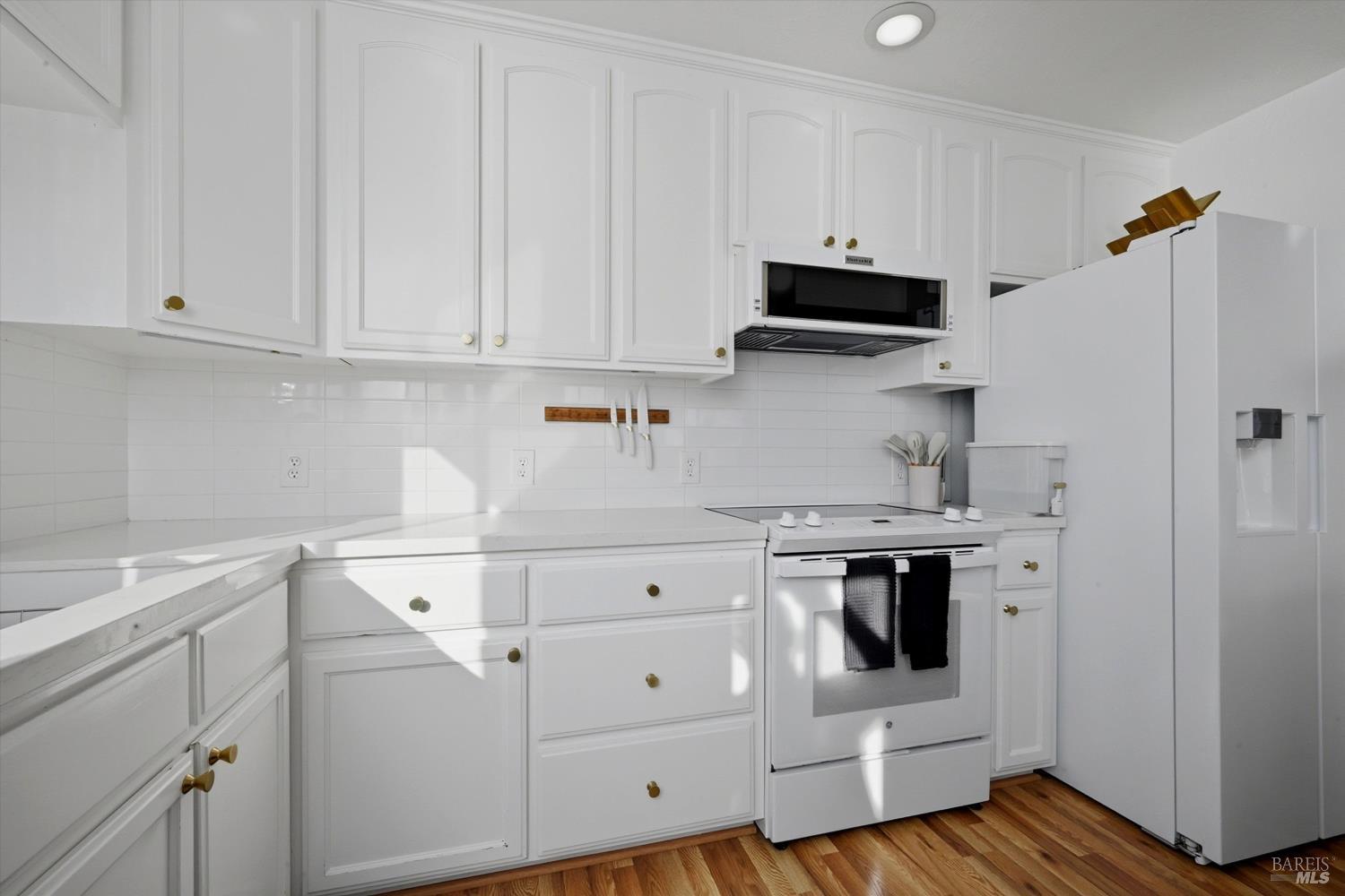 Detail Gallery Image 11 of 55 For 10727 E Highway 20 Unkn, Clearlake Oaks,  CA 95423 - 3 Beds | 3 Baths