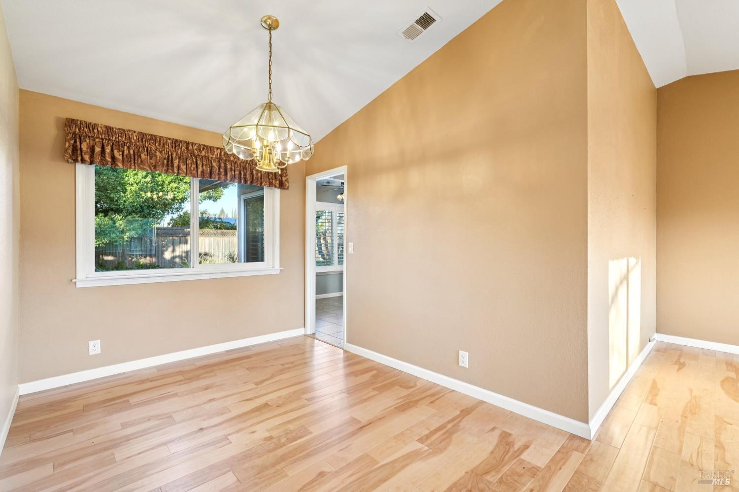 Detail Gallery Image 7 of 49 For 324 Woodside Cir, Vacaville,  CA 95688 - 3 Beds | 2 Baths