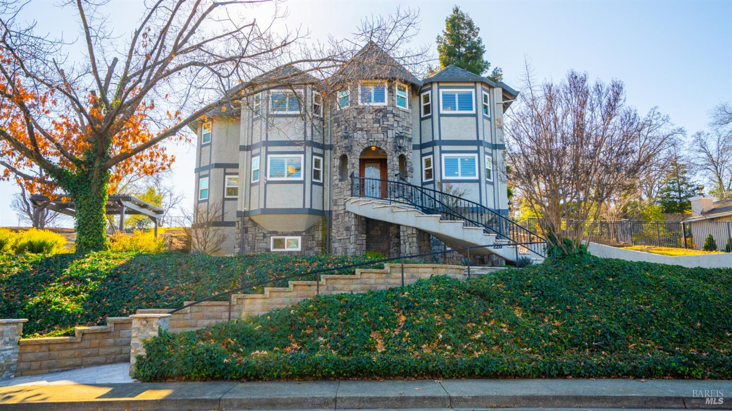 Detail Gallery Image 3 of 98 For 220 Hidden Valley Ln, Vacaville,  CA 95688 - 3 Beds | 2/1 Baths