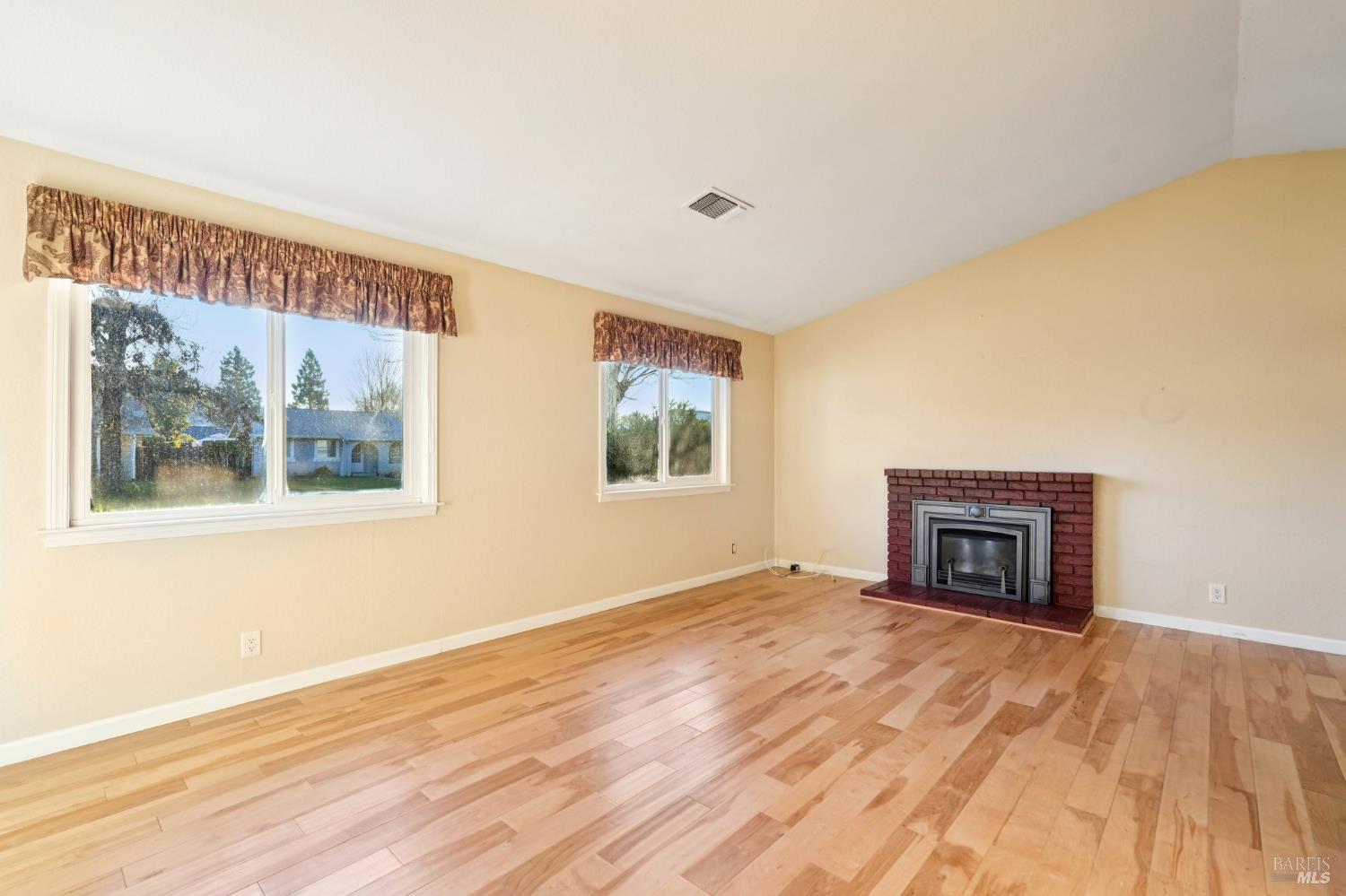 Detail Gallery Image 5 of 49 For 324 Woodside Cir, Vacaville,  CA 95688 - 3 Beds | 2 Baths