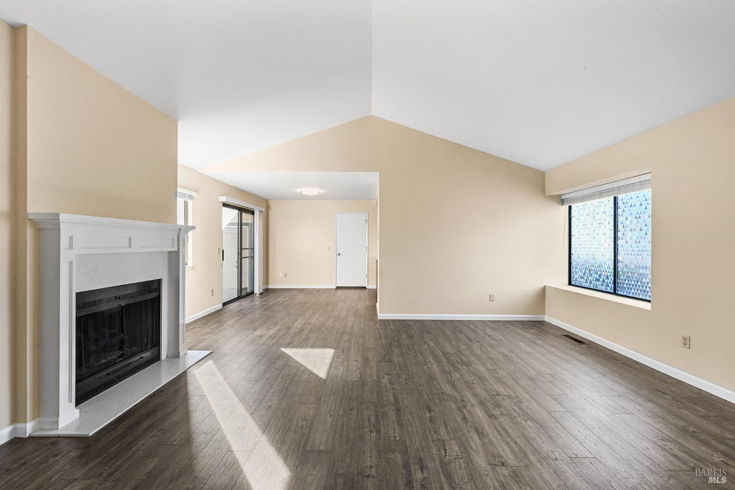 Detail Gallery Image 6 of 36 For 1220 North St, Santa Rosa,  CA 95404 - 2 Beds | 2 Baths