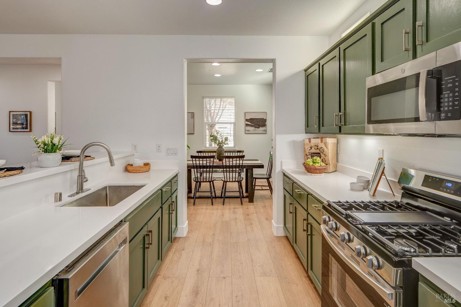 Detail Gallery Image 16 of 38 For 1660 Glenmore Dr, Fairfield,  CA 94533 - 4 Beds | 2/1 Baths