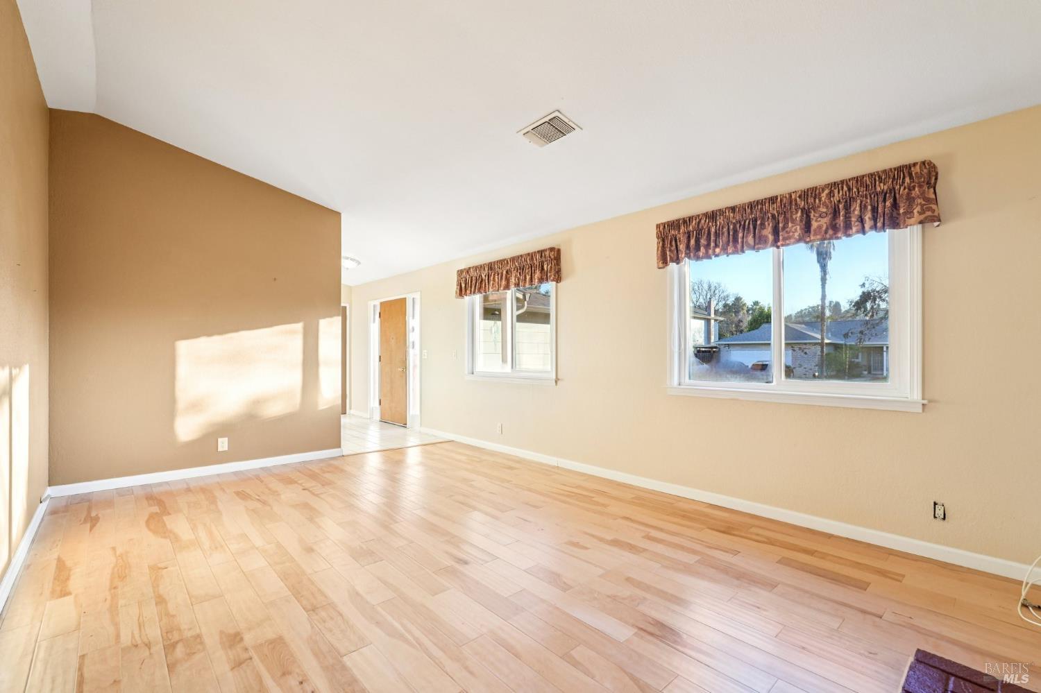 Detail Gallery Image 4 of 49 For 324 Woodside Cir, Vacaville,  CA 95688 - 3 Beds | 2 Baths