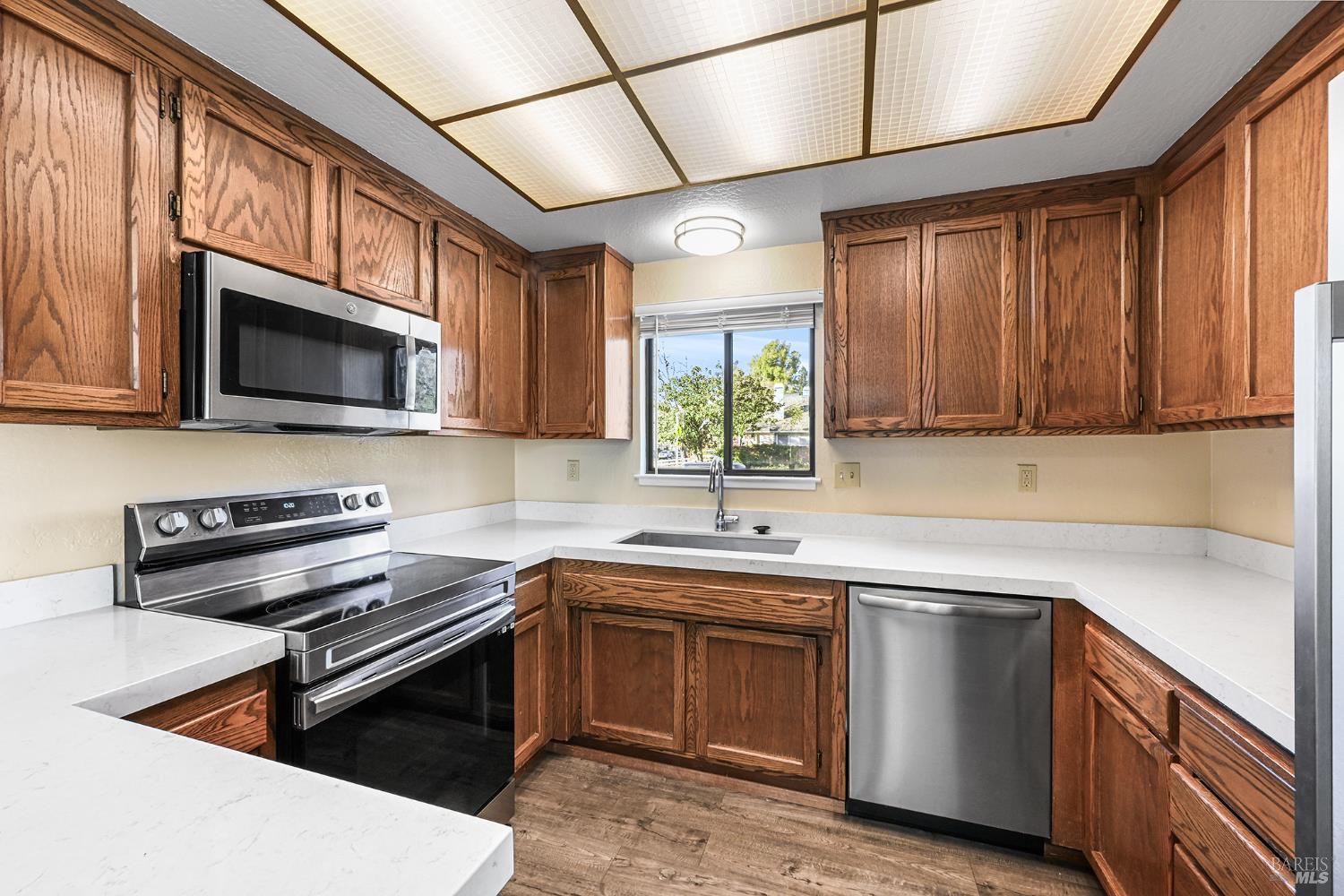 Detail Gallery Image 13 of 36 For 1220 North St, Santa Rosa,  CA 95404 - 2 Beds | 2 Baths