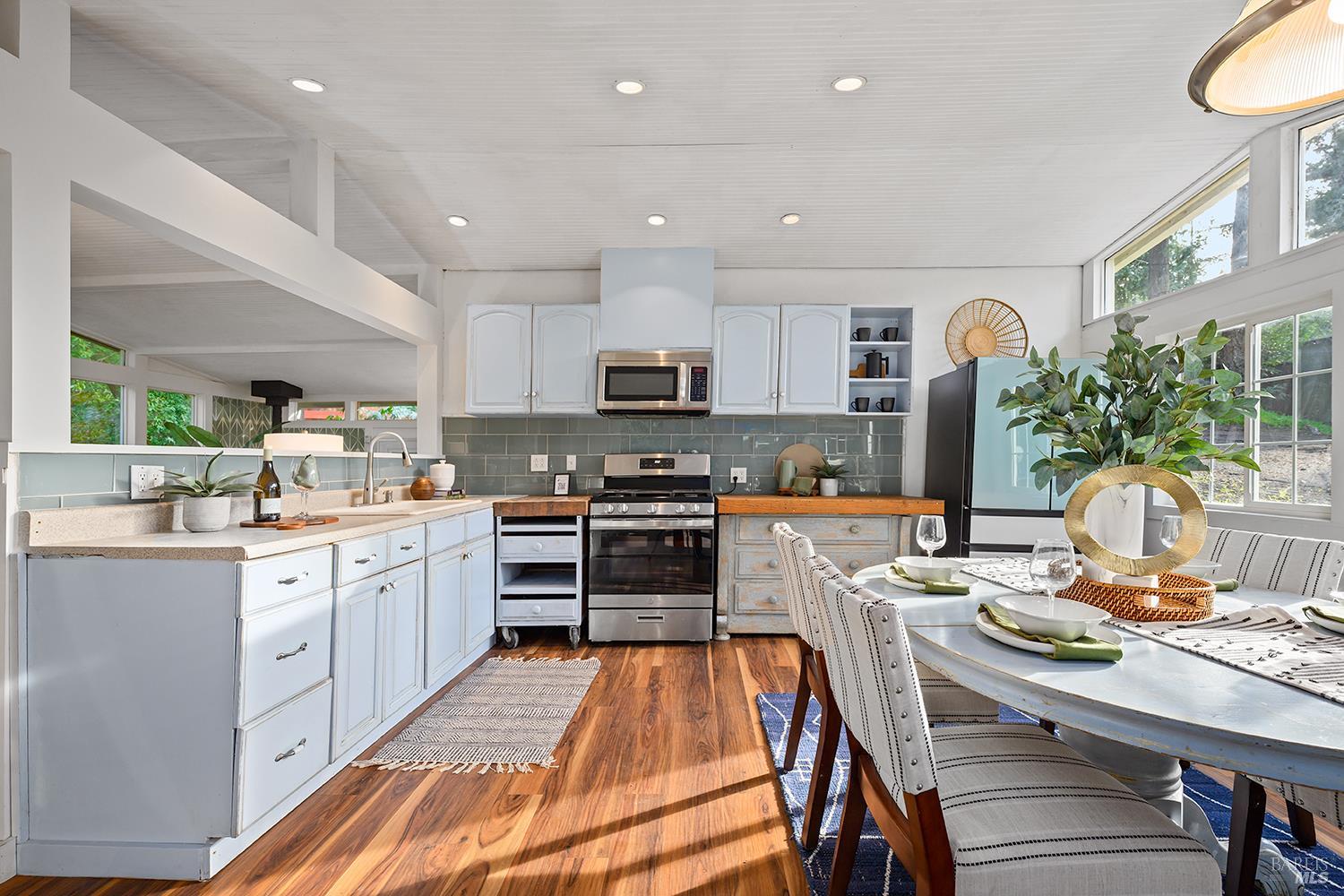 Detail Gallery Image 6 of 39 For 11071 Ogburn Ln, Forestville,  CA 95436 - 2 Beds | 2 Baths