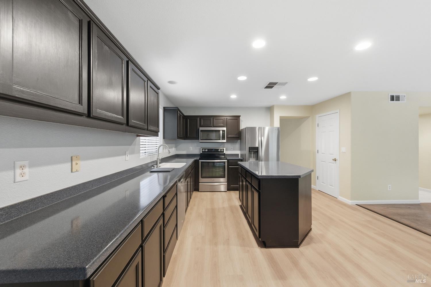 Detail Gallery Image 10 of 59 For 4595 Avondale Cir, Fairfield,  CA 94533 - 5 Beds | 2/1 Baths