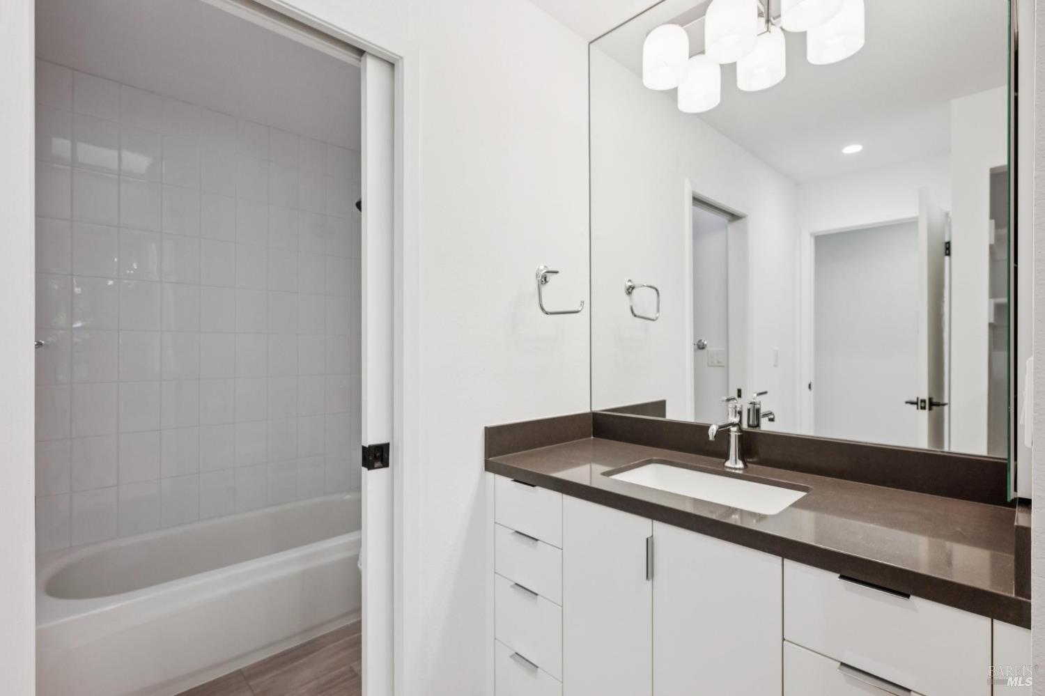 Detail Gallery Image 21 of 39 For 561 Seaver Dr, Mill Valley,  CA 94941 - 1 Beds | 1 Baths