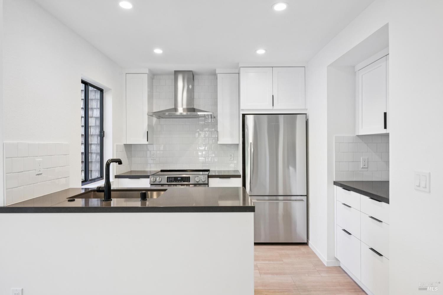 Detail Gallery Image 10 of 39 For 561 Seaver Dr, Mill Valley,  CA 94941 - 1 Beds | 1 Baths