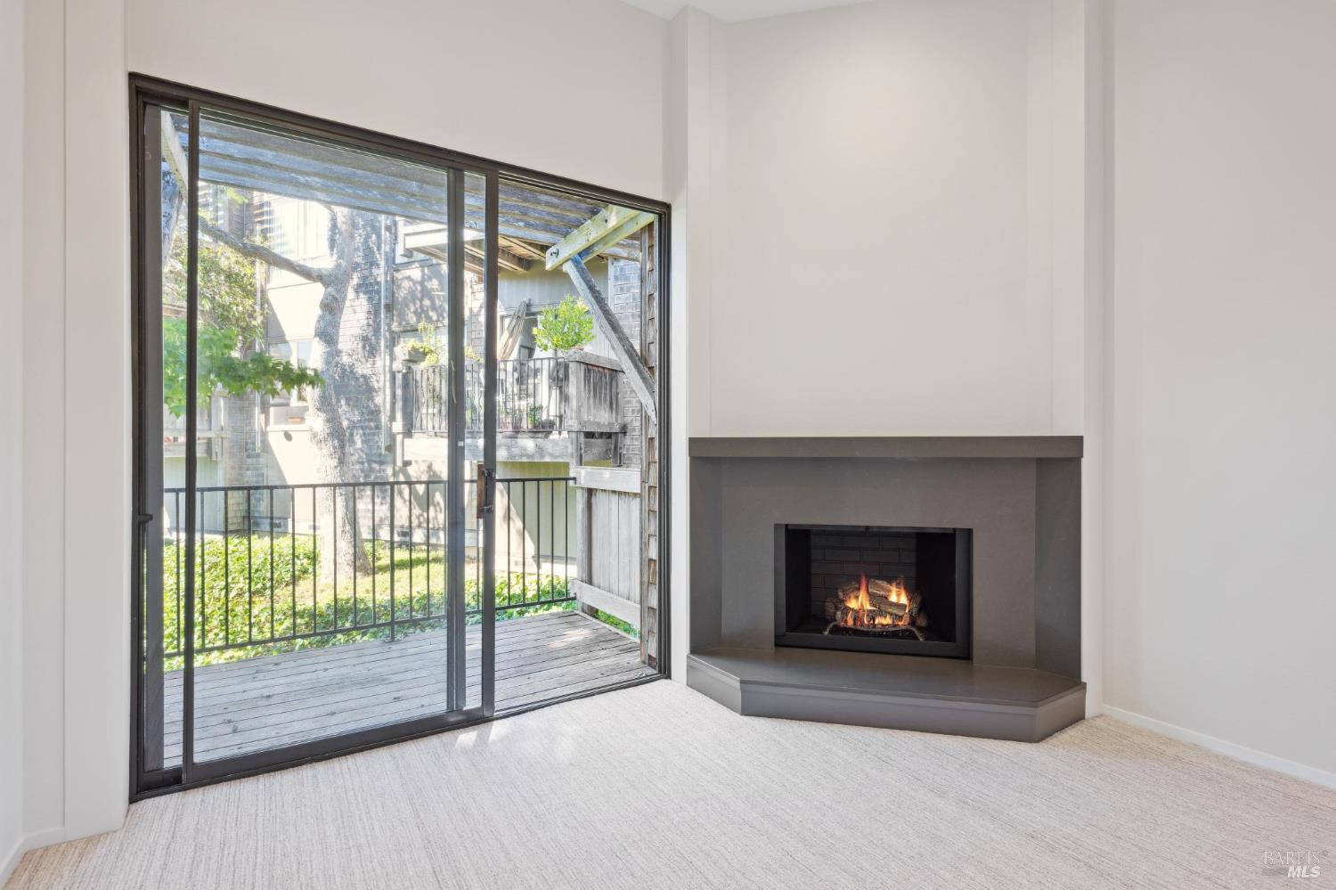 Detail Gallery Image 4 of 39 For 561 Seaver Dr, Mill Valley,  CA 94941 - 1 Beds | 1 Baths