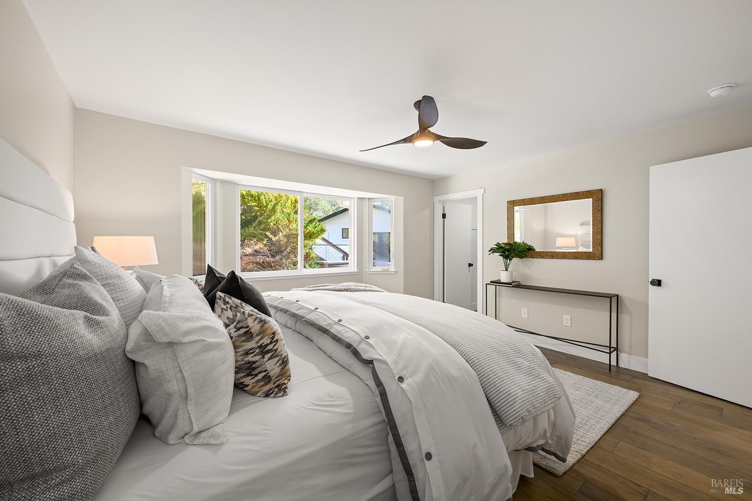 Detail Gallery Image 18 of 48 For 210 Burgundy Rd, Healdsburg,  CA 95448 - 3 Beds | 3 Baths