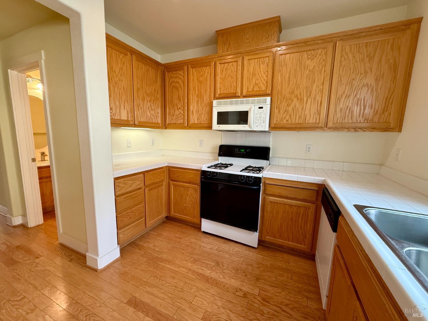 Detail Gallery Image 12 of 36 For 91 Almond Ct, San Rafael,  CA 94903 - 2 Beds | 2/1 Baths