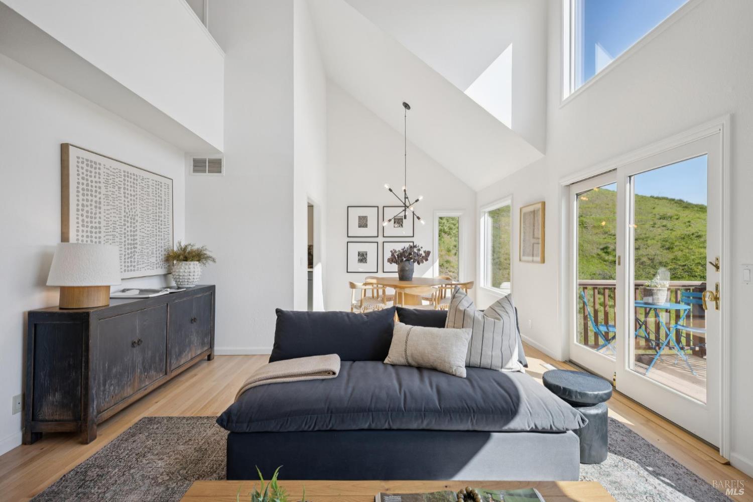 Detail Gallery Image 9 of 47 For 100 Milland Dr, Mill Valley,  CA 94941 - 2 Beds | 2/1 Baths