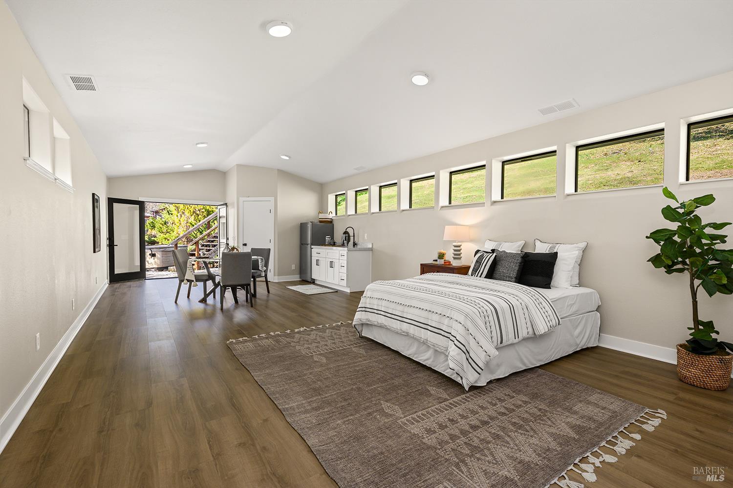 Detail Gallery Image 29 of 48 For 210 Burgundy Rd, Healdsburg,  CA 95448 - 3 Beds | 3 Baths