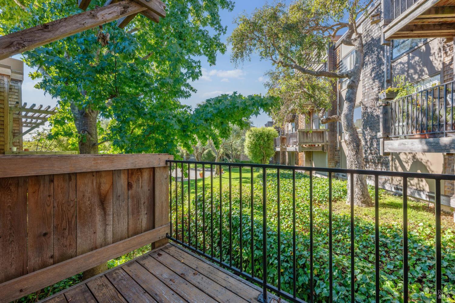 Detail Gallery Image 9 of 39 For 561 Seaver Dr, Mill Valley,  CA 94941 - 1 Beds | 1 Baths