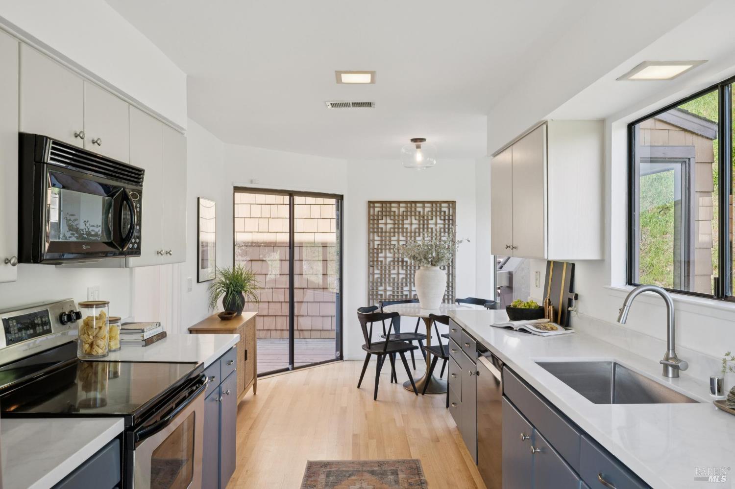 Detail Gallery Image 18 of 47 For 100 Milland Dr, Mill Valley,  CA 94941 - 2 Beds | 2/1 Baths