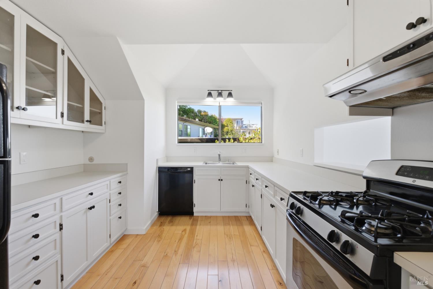 Detail Gallery Image 10 of 67 For 69 Corte Madera Ave, Corte Madera,  CA 94925 - – Beds | – Baths