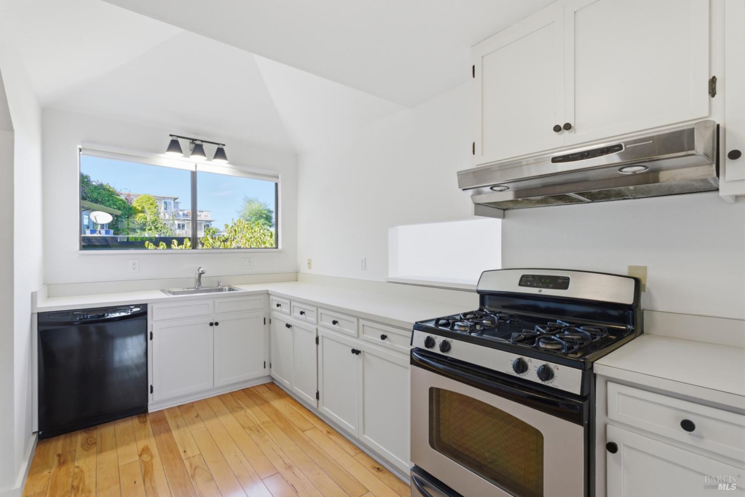 Detail Gallery Image 12 of 67 For 69 Corte Madera Ave, Corte Madera,  CA 94925 - – Beds | – Baths