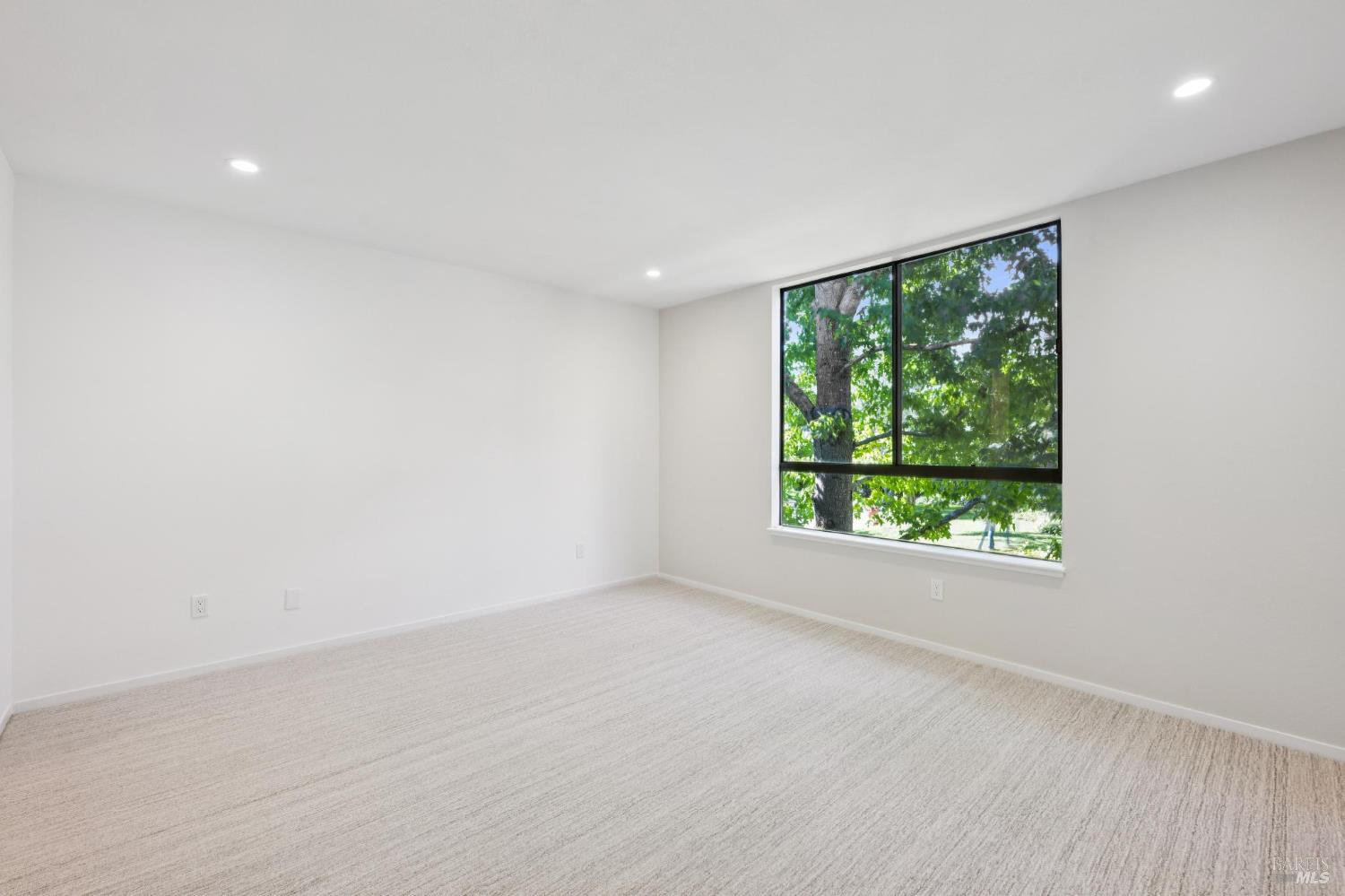 Detail Gallery Image 32 of 39 For 561 Seaver Dr, Mill Valley,  CA 94941 - 1 Beds | 1 Baths