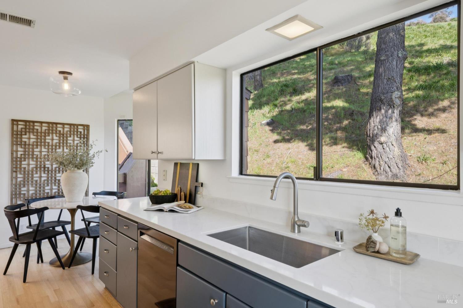 Detail Gallery Image 19 of 47 For 100 Milland Dr, Mill Valley,  CA 94941 - 2 Beds | 2/1 Baths