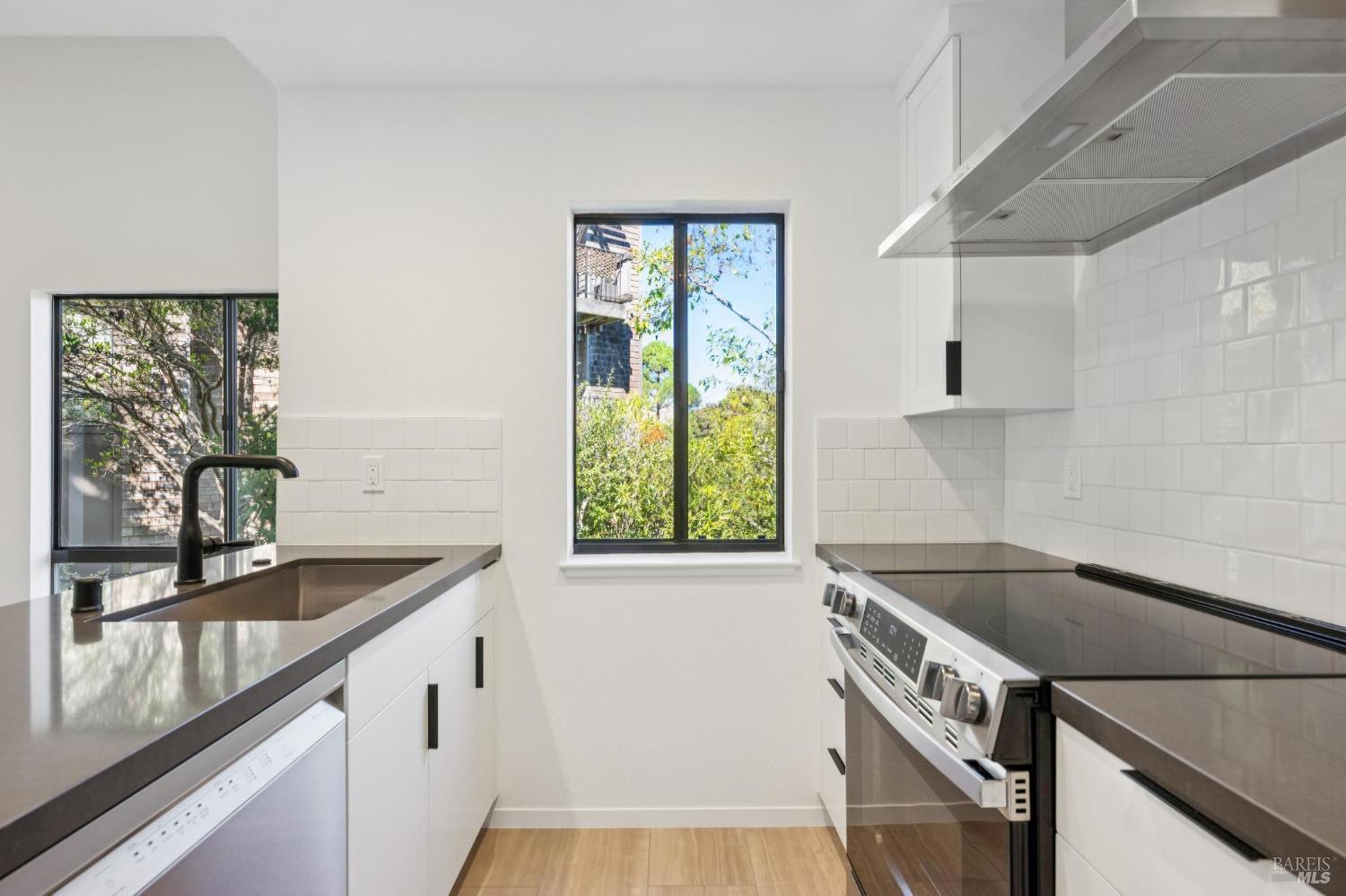 Detail Gallery Image 13 of 39 For 561 Seaver Dr, Mill Valley,  CA 94941 - 1 Beds | 1 Baths