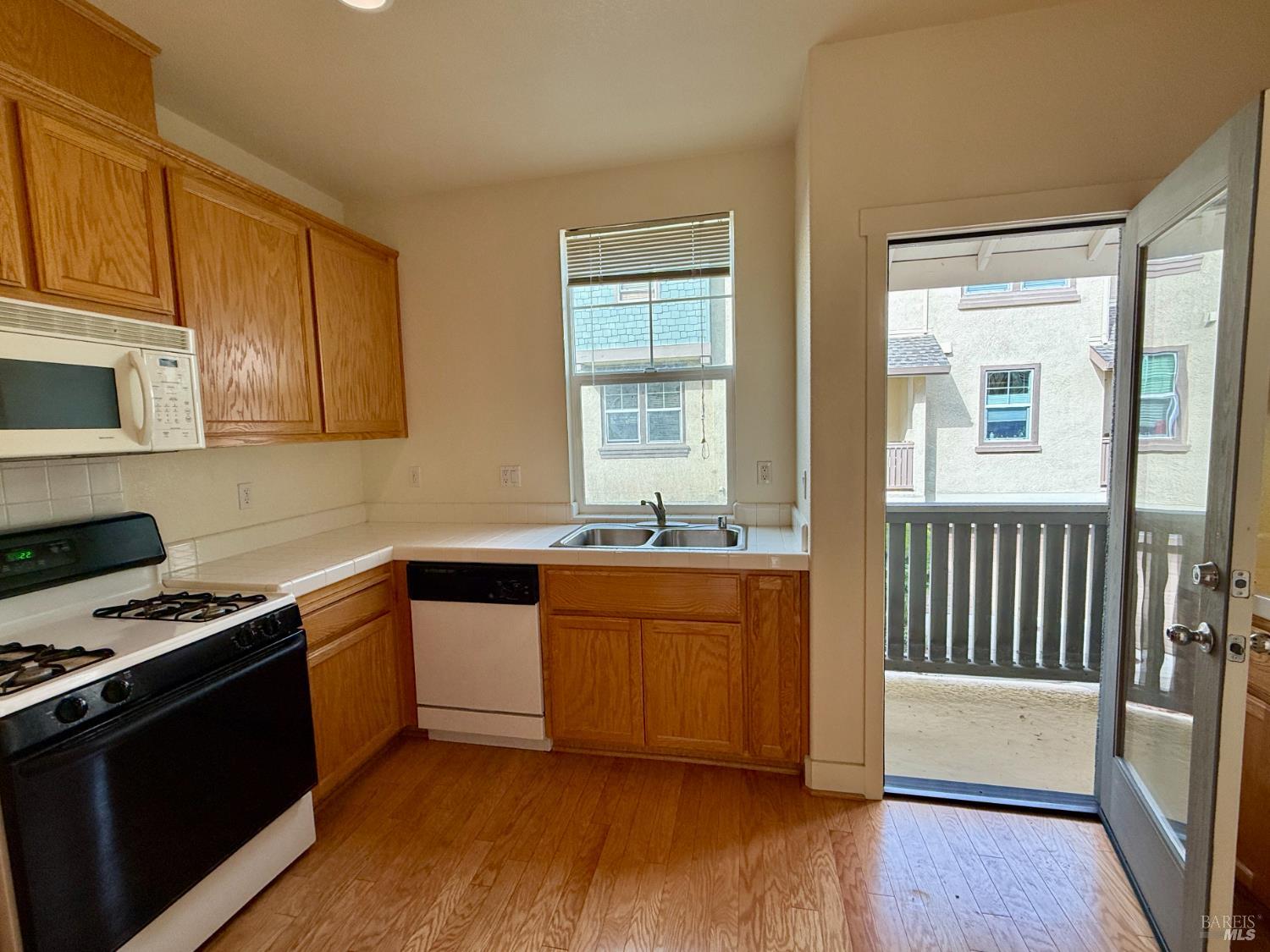 Detail Gallery Image 9 of 36 For 91 Almond Ct, San Rafael,  CA 94903 - 2 Beds | 2/1 Baths