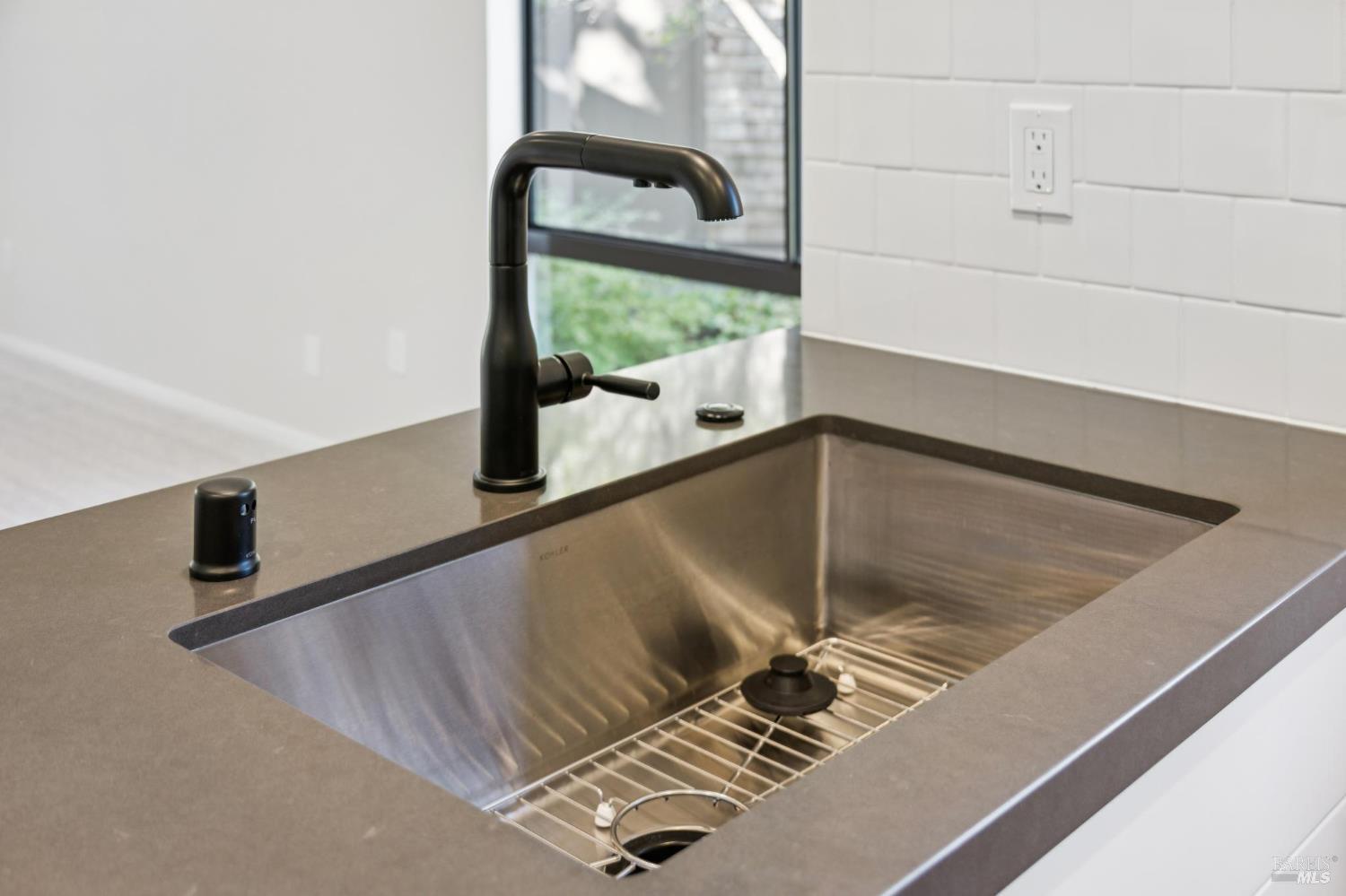 Detail Gallery Image 15 of 39 For 561 Seaver Dr, Mill Valley,  CA 94941 - 1 Beds | 1 Baths