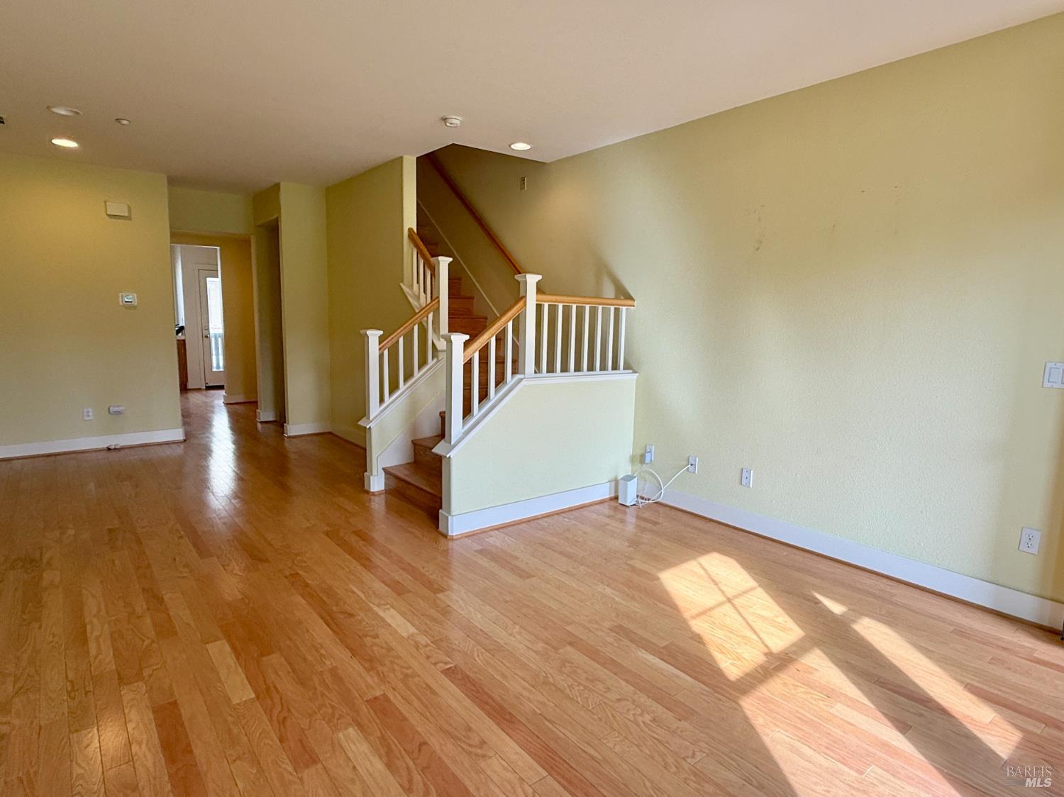 Detail Gallery Image 8 of 36 For 91 Almond Ct, San Rafael,  CA 94903 - 2 Beds | 2/1 Baths