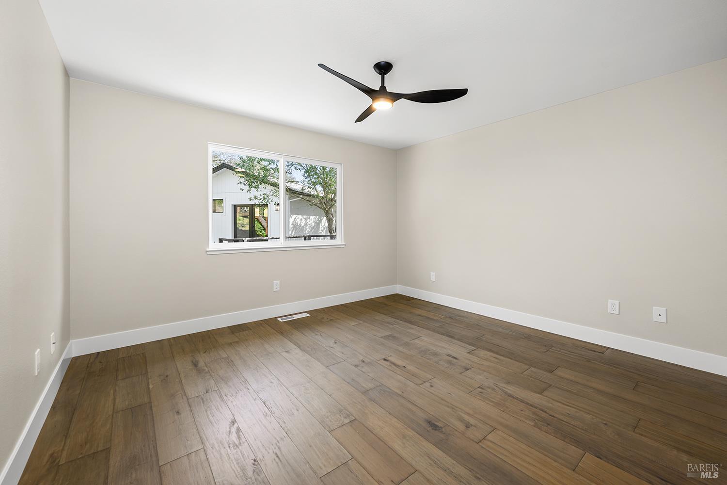 Detail Gallery Image 25 of 48 For 210 Burgundy Rd, Healdsburg,  CA 95448 - 3 Beds | 3 Baths