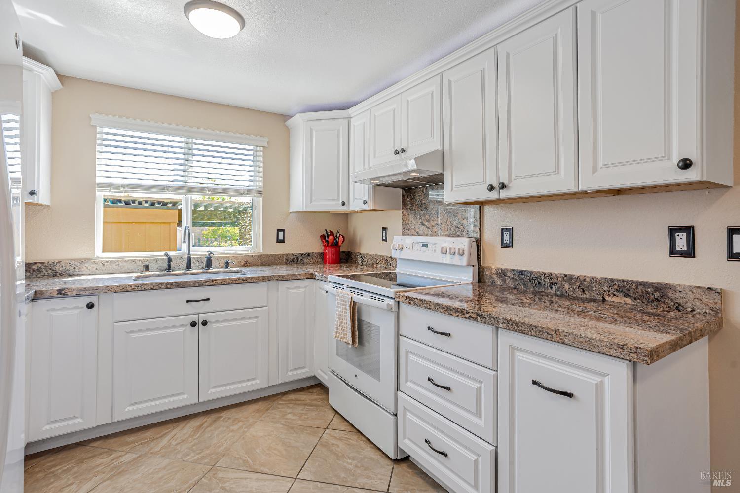 Detail Gallery Image 12 of 36 For 1 Oak Crest Ct #D,  Novato,  CA 94947 - 3 Beds | 2/1 Baths
